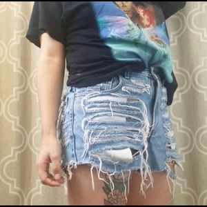 High waisted distressed Levi shorts